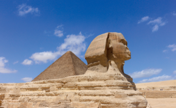 [单选] 下图中作品( )是苏美尔人立像.